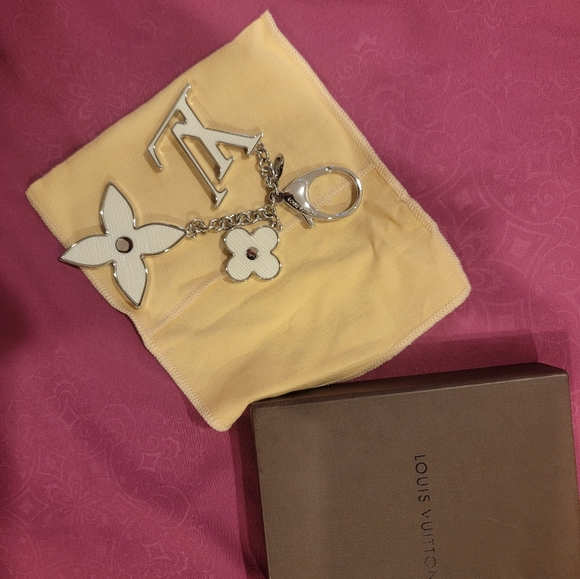 Bijoux Sac Fleur de Charm White Metallic M65085 #f02743 - Picture 4 of 9